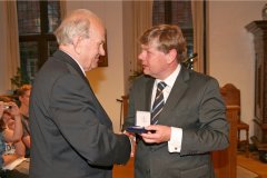 Uitreiking penning door burgemeester Roest