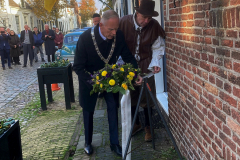Burgemeester-Ter-Heegde-legt-krans