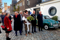 Getuigen-bij-kranslegging-herdenking