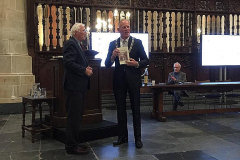 Voorzitter-Vollers-biedt-burgemeester-Ter-Heegde-van-Gooise-Meren-boek-Naarden-1572-aan