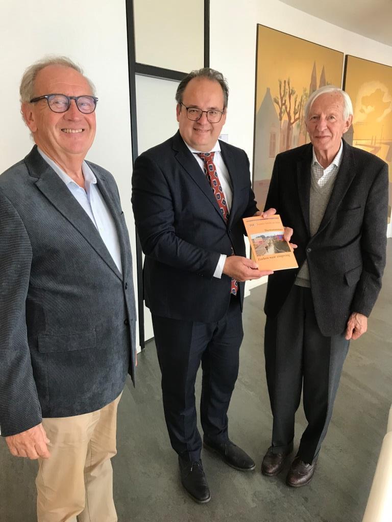 Aanbieding themanummer burgemeester Huizen 1